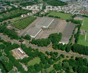 842912 Luchtfoto van de Veemarkthallen (Sartreweg 1) te Utrecht, uit het zuiden. Op de voorgrond de Biltse Rading, ...